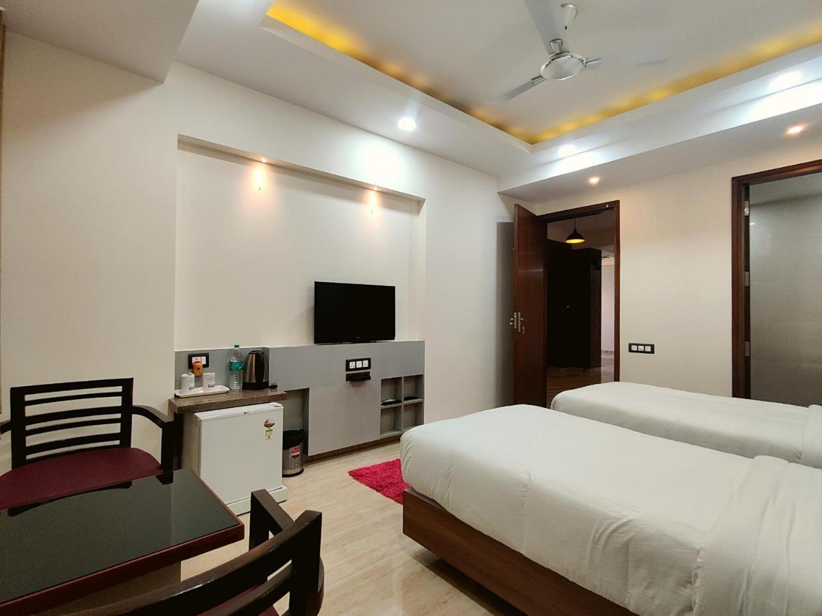 The Shacon Hotel Noida Bagian luar foto