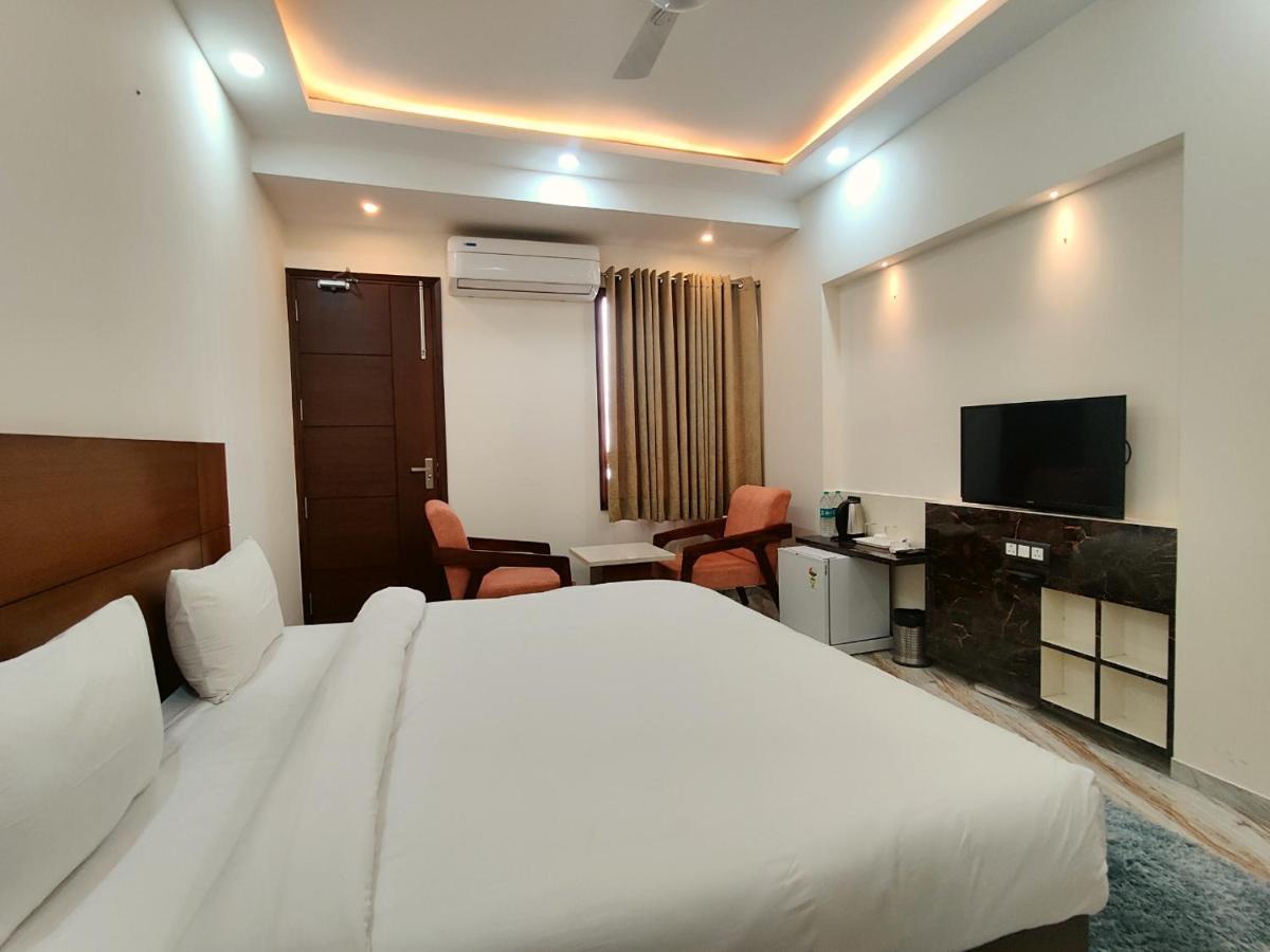 The Shacon Hotel Noida Bagian luar foto